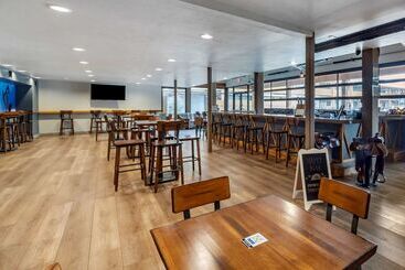 هتل Best Western Plus Saddleback Inn And Conference Center