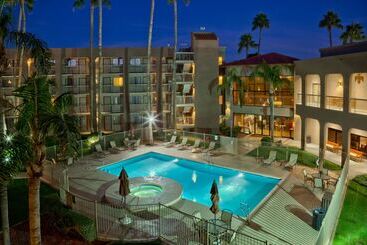 هتل Best Western Plus Scottsdale Thunderbird Suites