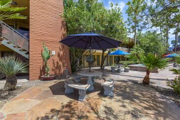 هتل Best Western Royal Sun Inn & Suites