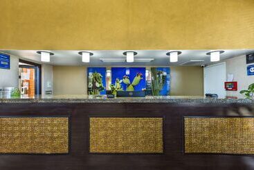 هتل Best Western Royal Sun Inn & Suites