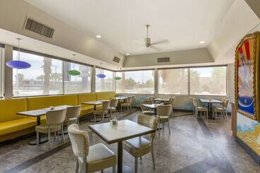 هتل Best Western Royal Sun Inn & Suites