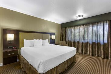 هتل Best Western Royal Sun Inn & Suites