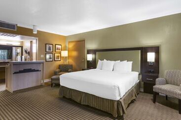 هتل Best Western Royal Sun Inn & Suites