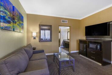 هتل Best Western Royal Sun Inn & Suites