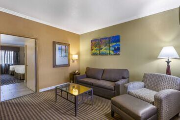 هتل Best Western Royal Sun Inn & Suites