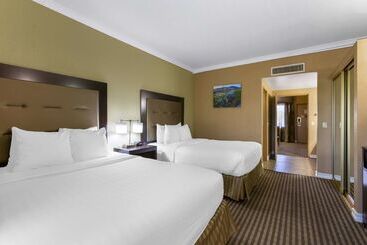 هتل Best Western Royal Sun Inn & Suites
