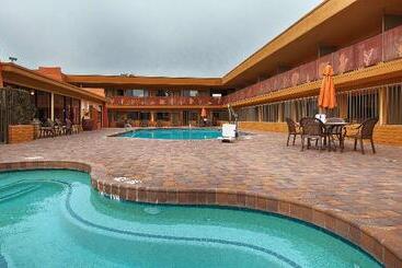 هتل Best Western Royal Sun Inn & Suites