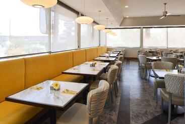 هتل Best Western Royal Sun Inn & Suites