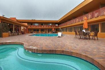 هتل Best Western Royal Sun Inn & Suites