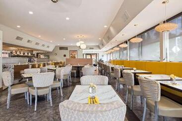 هتل Best Western Royal Sun Inn & Suites