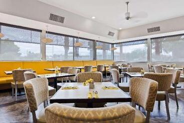 هتل Best Western Royal Sun Inn & Suites