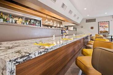 هتل Best Western Royal Sun Inn & Suites