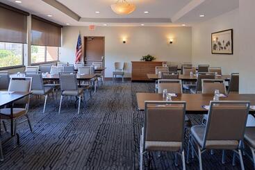 هتل Best Western Royal Sun Inn & Suites