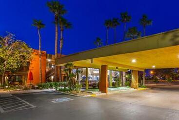 هتل Best Western Royal Sun Inn & Suites