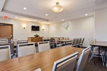 هتل Best Western Royal Sun Inn & Suites