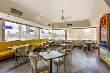 هتل Best Western Royal Sun Inn & Suites