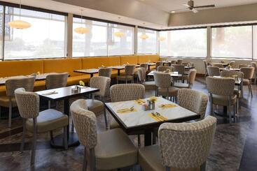هتل Best Western Royal Sun Inn & Suites
