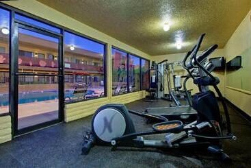 هتل Best Western Royal Sun Inn & Suites