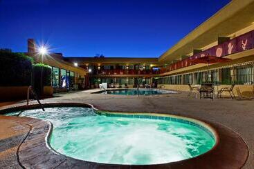 هتل Best Western Royal Sun Inn & Suites