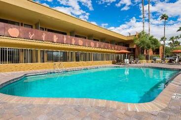 هتل Best Western Royal Sun Inn & Suites