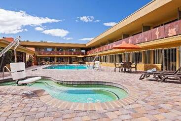 هتل Best Western Royal Sun Inn & Suites