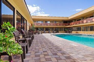 هتل Best Western Royal Sun Inn & Suites