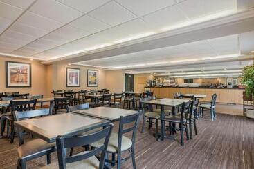 هتل Best Western Town & Country Inn