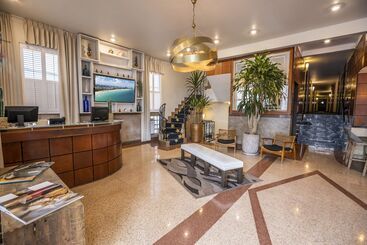 Chesterfield Hotel & Suites