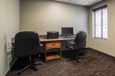 هتل Clarion Inn & Suites   University Area