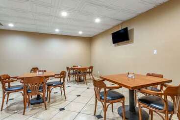 هتل Clarion Inn & Suites