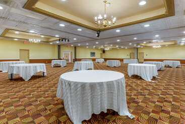 هتل Clarion Inn & Suites