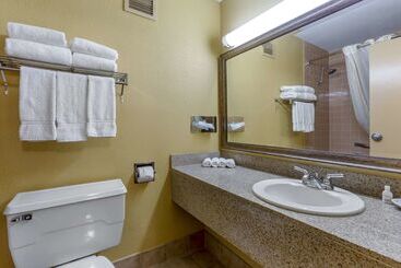 هتل Clarion Inn & Suites