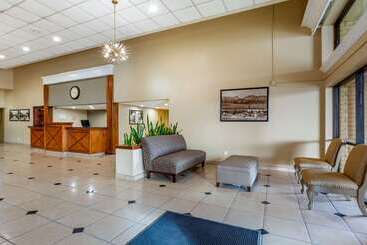 هتل Clarion Inn & Suites