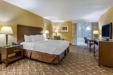 هتل Clarion Inn & Suites
