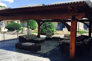 Club Hotel Nashville Inn & Suites