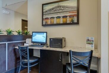 Club Hotel Nashville Inn & Suites