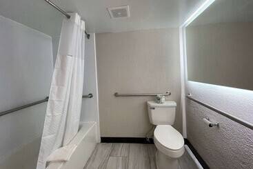 هتل Days Inn And Suites By Wyndham Port Huron