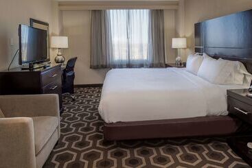 هتل Embassy Suites By Hilton St. Louis Airport