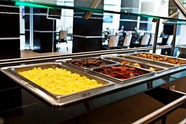 هتل Embassy Suites By Hilton St. Louis Airport