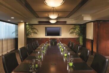هتل Hilton College Station & Conference Center