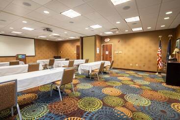 Holiday Inn Express Hotel & Suites Pittsburgh Airport, An Ihg