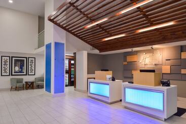 هتل Holiday Inn Express & Suites Shreveport Downtown, An Ihg
