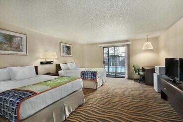 Howard Johnson Hotel & Suites By Wyndham Tacoma
