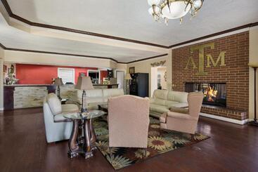 هتل Knights Inn College Station