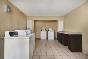 هتل Knights Inn College Station