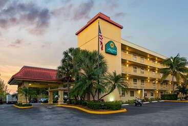 هتل La Quinta Inn By Wyndham West Palm Beach Florida Turnpike