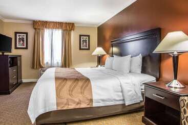 هتل Quality Inn O'Hare Airport