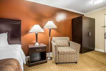 هتل Quality Inn O'Hare Airport