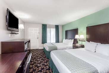 هتل Ramada By Wyndham Oceanside