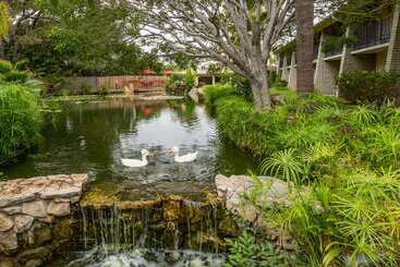 هتل Ramada By Wyndham Santa Barbara